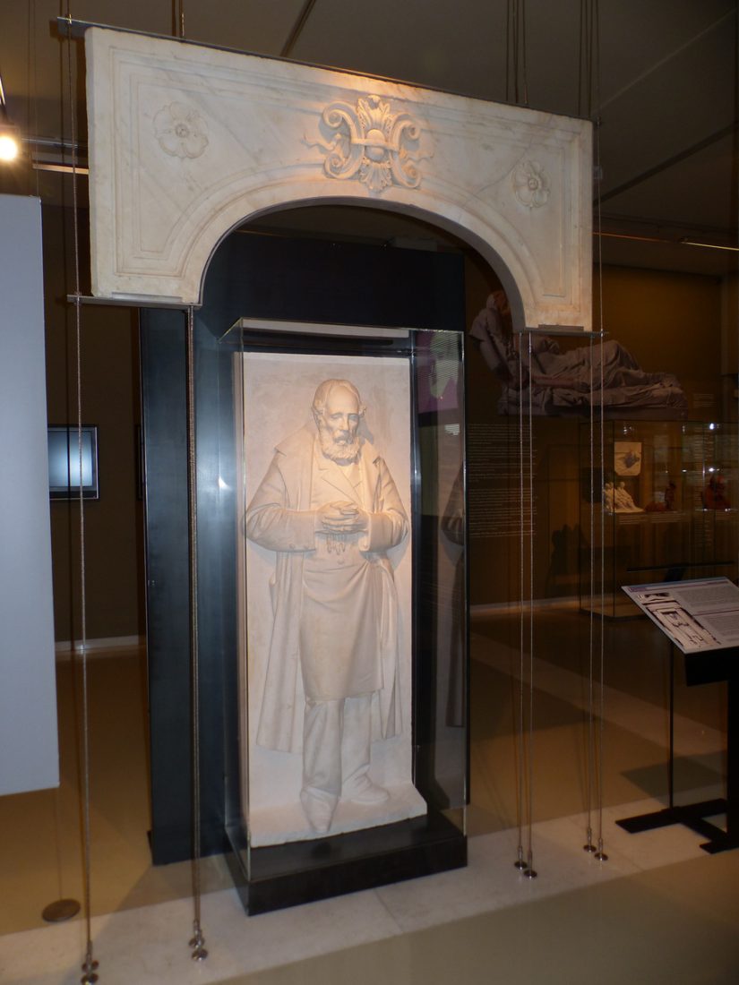 Ο Εμμανουήλ Ευστρατίου πλαισωμένος από ανάγλυφο της μόνιμης έκθεσης του μουσείου