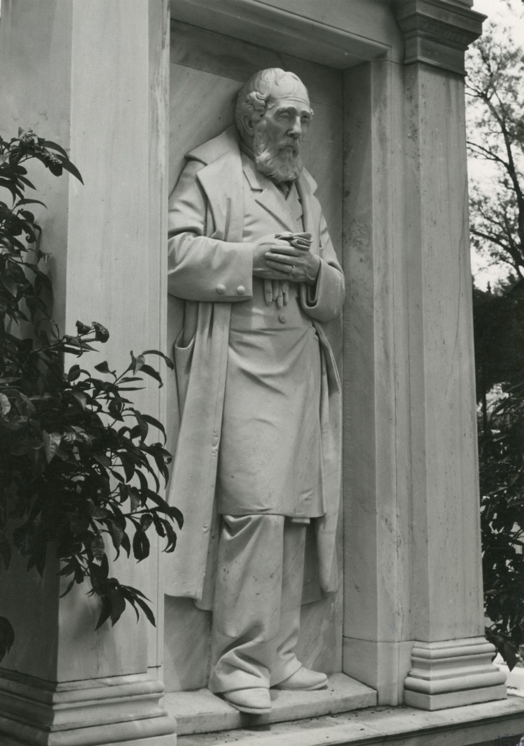 Το μνημείο του Εμμανουήλ Ευστρατίου στο Α΄ Νεκροταφείο της Αθήνας