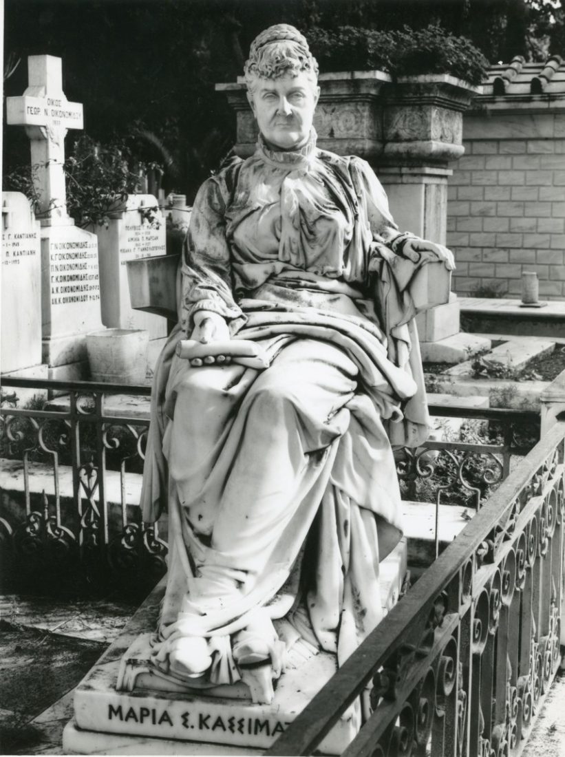 Το άγαλμα της Μαρίας Κασσιμάτη στον τάφο του Δημητρίου Γεωργούλα στο Α΄ Νεκροταφείο το 1980