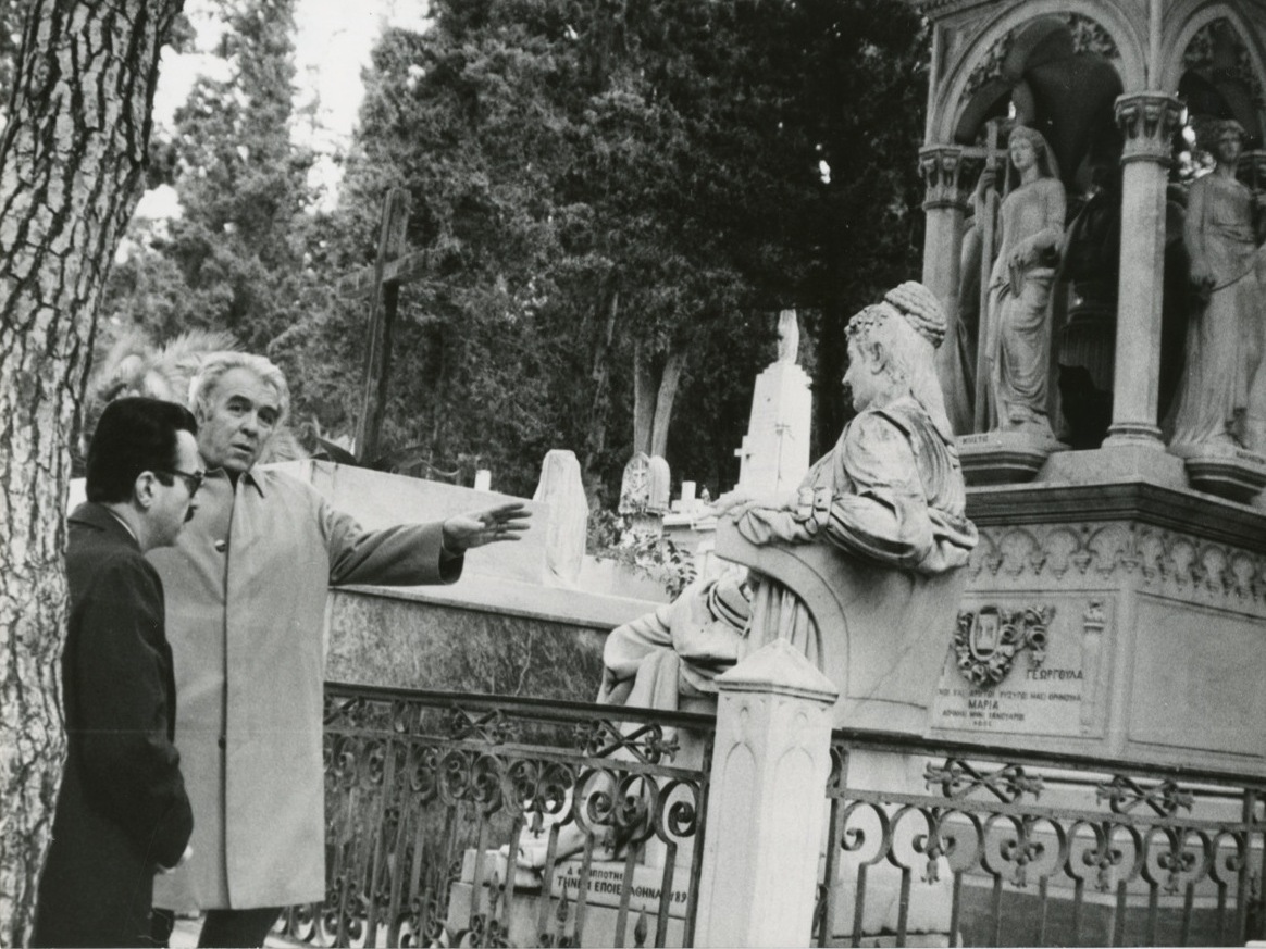 Ο διευθυντής της Εθνικής Πινακοθήκης Δημήτρης Παπαστάμος και ο δήμαρχος Αθηναίων Δημήτρης Μπέης μπροστά στο άγαλμα της Μαρίας Κασσιμάτη στο Α΄ Νεκροταφείο, 1980
