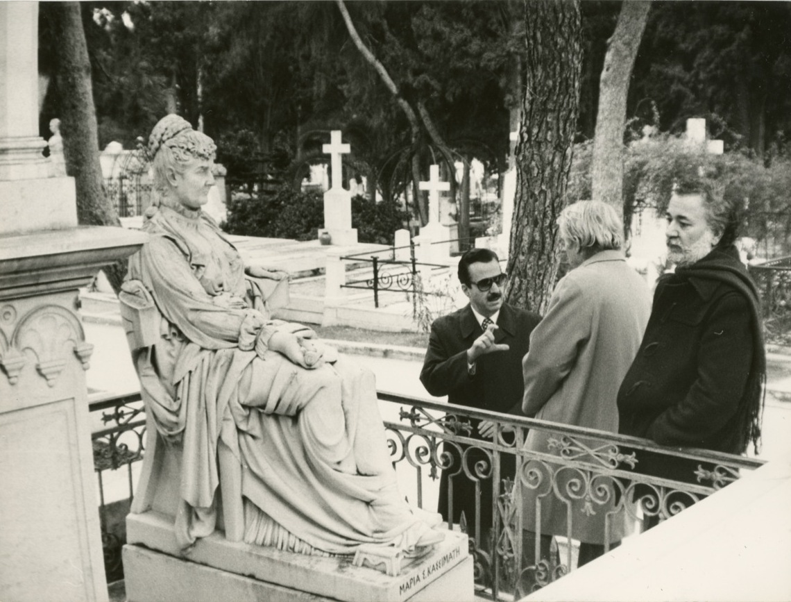 Ο δήμαρχος Αθηναίων Δημήτρης Μπέης, ο διευθυντής της Εθνικής Πινακοθήκης Δημήτρης Παπαστάμος και ο γλύπτης Στέλιος Τριάντης μπροστά στο άγαλμα της Μαρίας Κασσιμάτη στο Α΄ Νεκροταφείο, 1980