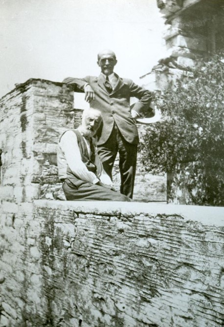 Ο Ζαχαρίας Παπαντωνίου με τον γλύπτη Γιαννούλη Χαλεπά στην Τήνο το 1924