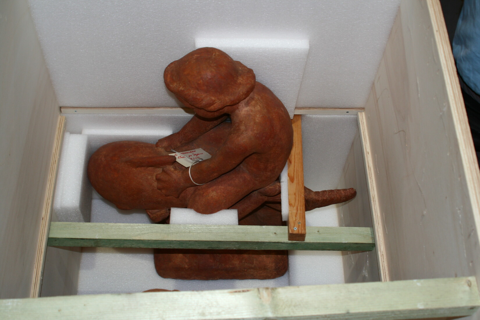 Example of ceramic work transport in a wooden crate, with appropriate support