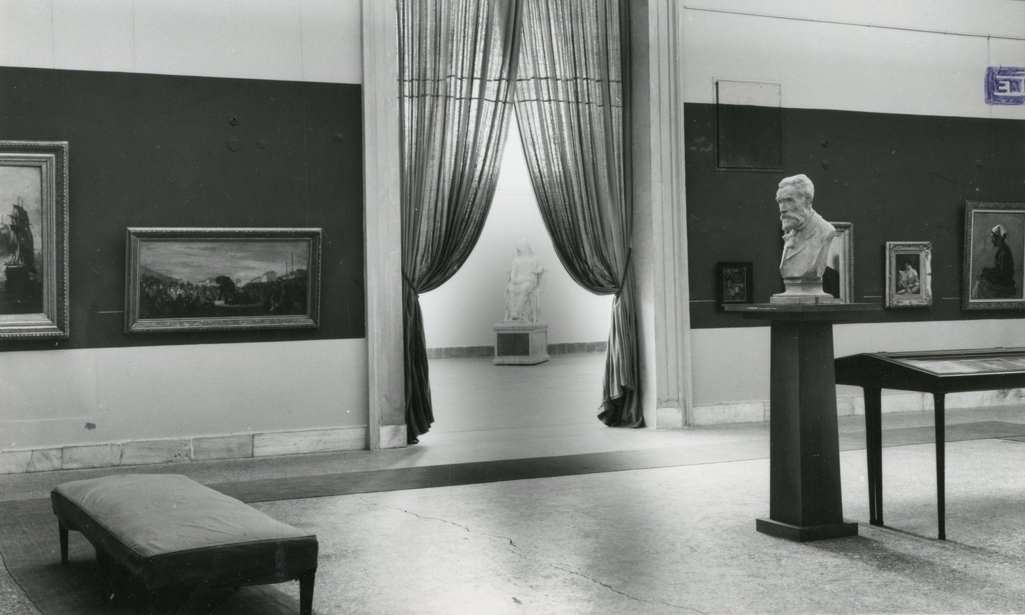 Η προτομή του ζωγράφου Νικηφόρου Λύτρα, του Γεωργίου Ιακωβίδη, στην έκθεση του Ζαππείου το 1954. Στο βάθος διακρίνεται η Πηνελόπη του Λεωνίδα Δρόση