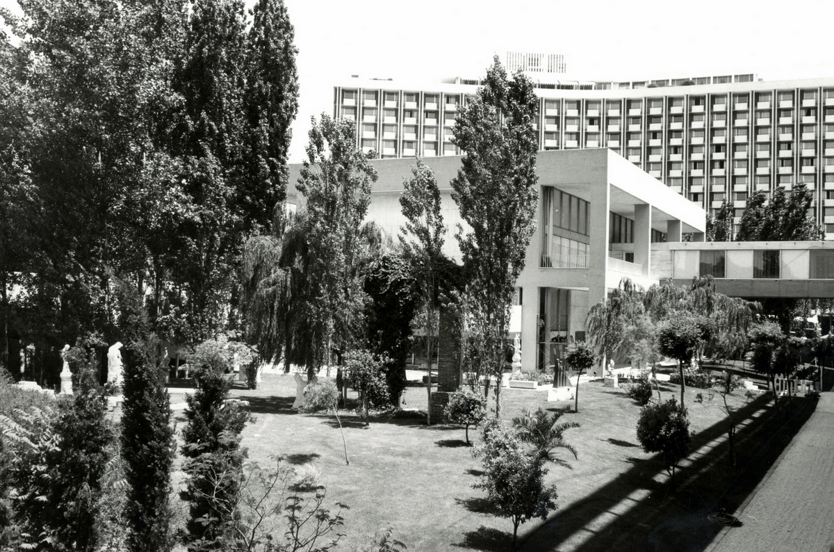 Ο κήπος της Εθνικής Πινακοθήκης το 1981 με γλυπτά