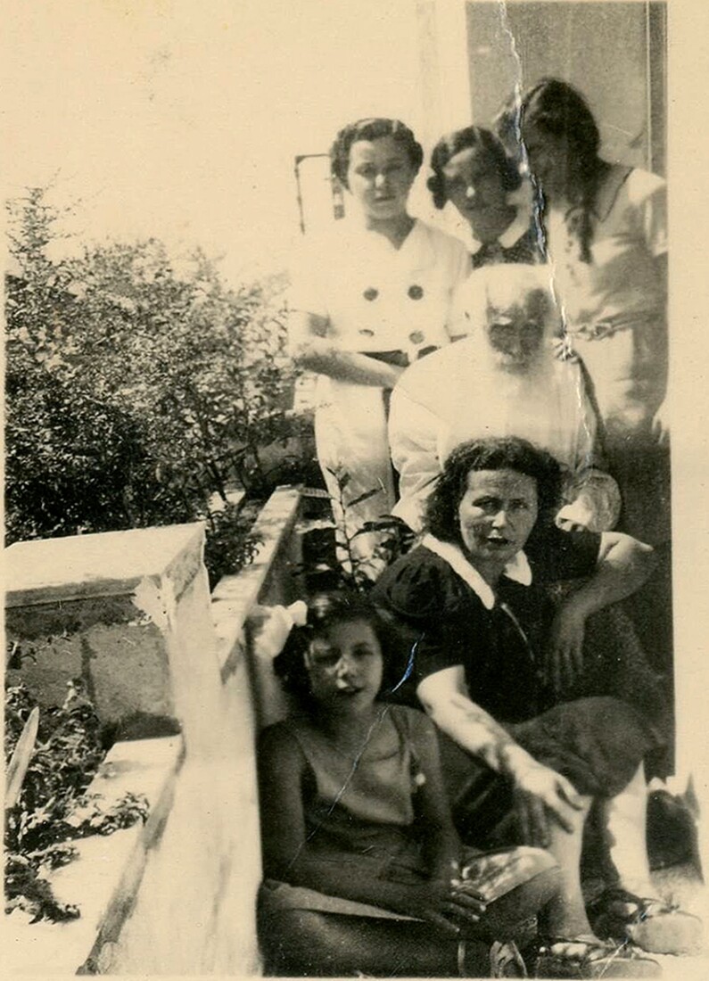Ο Γιαννούλης Χαλεπάς στο σπίτι των ανιψιών του, Δαφνομήλη 35, με την Ειρήνη Χαλεπά, την Αλίκη, την Κατερίνα και την Ορσαλία Χαλεπά και μία φίλη τους 1938