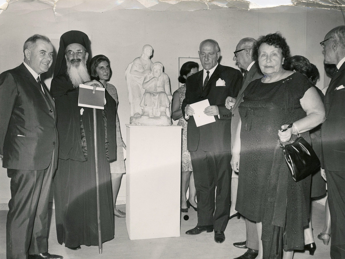 Η Ειρήνη Χαλεπά, ο αρχιεπίσκοπος Ιερώνυμος και ο υφυπουργός Προεδρίας Κωνσταντίνος Βοβολίνης. Εγκαίνια έκθεσης έργων του Γ. Χαλεπά, γκαλερί Νέες Μορφές, 1968