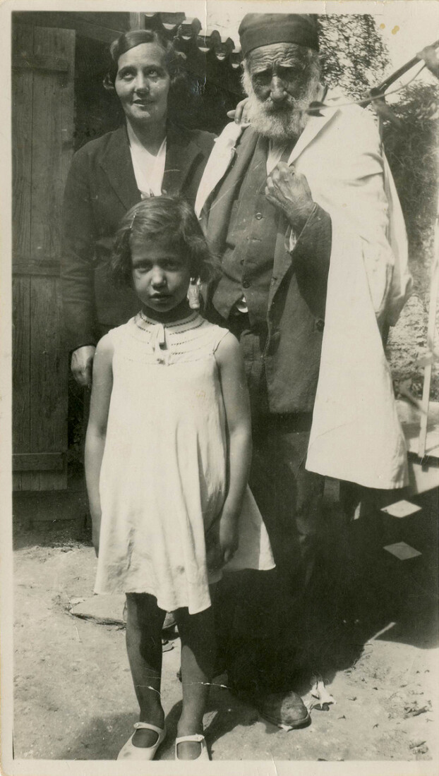 Ο Γιαννούλης Χαλεπάς με την Αλεξάνδρα Κουβαρά και την Αλίκη Χαλεπά-Μπικάκη στο σπίτι των ανιψιών του, Δαφνομήλη 35 1937