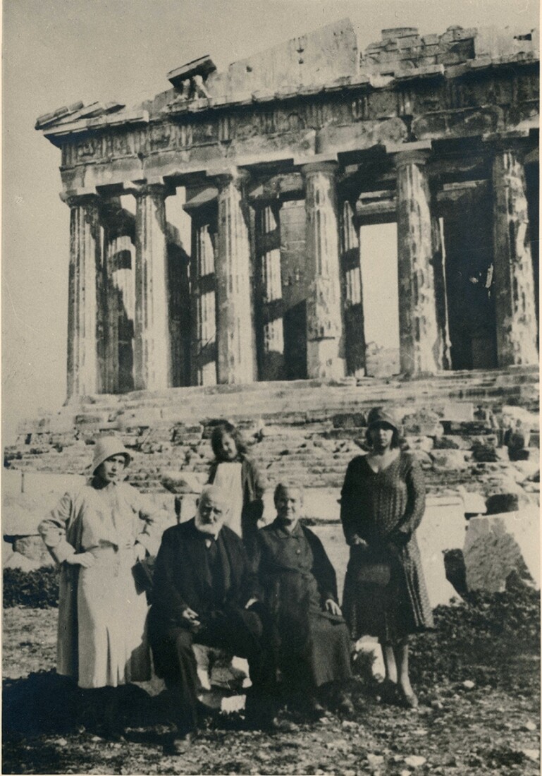 Ο Γιαννούλης Χαλεπάς στην Ακρόπολη το 1930, με την ανιψιά του, Ειρήνη Χαλεπά, τη μητέρα της, την Ευτυχία Κουβαρά (Κουκουρίκου) και τη μικρή Κατερίνα Χαλεπά 1930