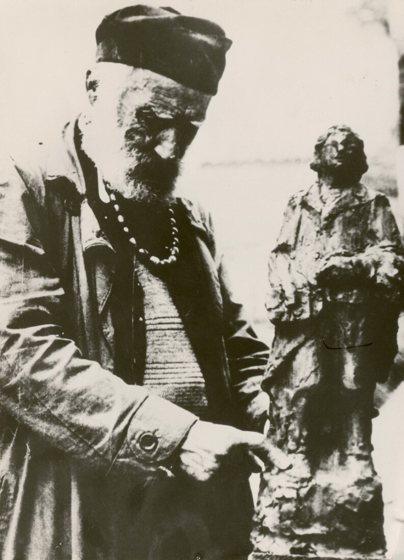 Ο Γιαννούλης Χαλεπάς δουλεύει ένα έργο που έχει χαθεί (1931;). Στο λαιμό του φοράει το κομπολόι του (αντίγραφο παλιάς φωτογραφίας)