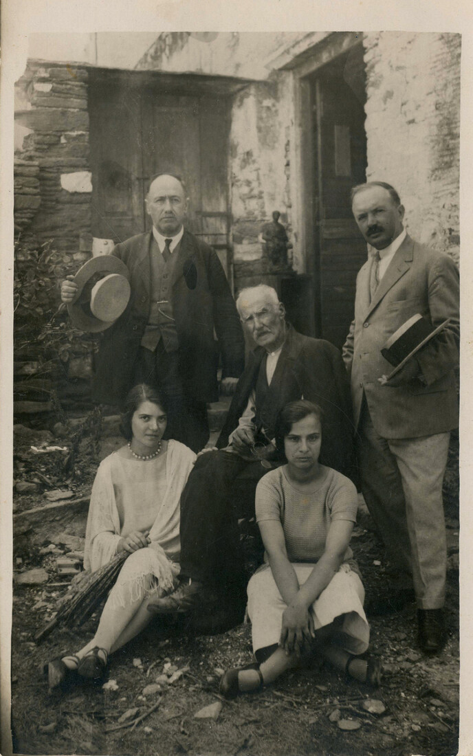 Ο Γιαννούλης Χαλεπάς στο σπίτι του, στον Πύργο, 17 Αυγούστου 1927, με τον Π. Γ. Καναγκίνη, τον Νικόλαο Κελεμένη, τη Νίνα Π. Καναγκίνη και την Πηνελόπη Πρίντεζη
