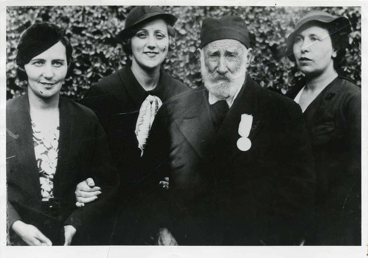 Ο Γιαννούλης Χαλεπάς κατά τον εορτασμό των 80 χρόνων του στον Παρνασσό, με τις ανιψιές του Ειρήνη Χαλεπά και Αλεξάνδρα Κουβαρά και την Αικατερίνη Βάττη 1934