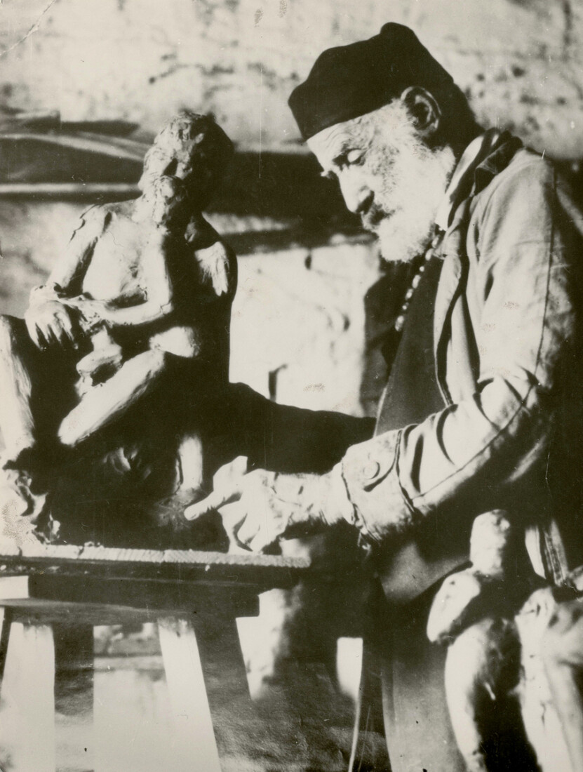 Ο Γιαννούλης Χαλεπάς δουλεύει το έργο Σάτυρος και Έρωτας Χ. Στο λαιμό του φοράει το κομπολόι του. 1931