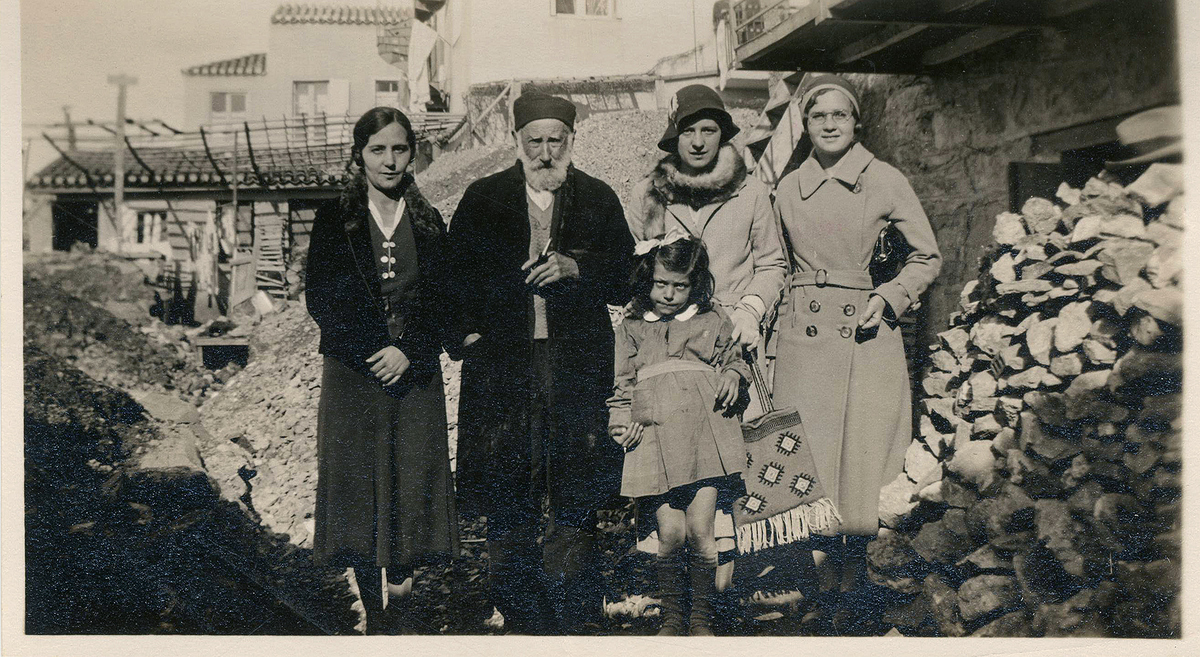 Ο Γιαννούλης Χαλεπάς στην αυλή του σπιτιού της οδού Δαφνομήλη 35, με την Αλεξάνδρα Κουβαρά, τη μικρή Κατερίνα Χαλεπά και δύο κυρίες 1930