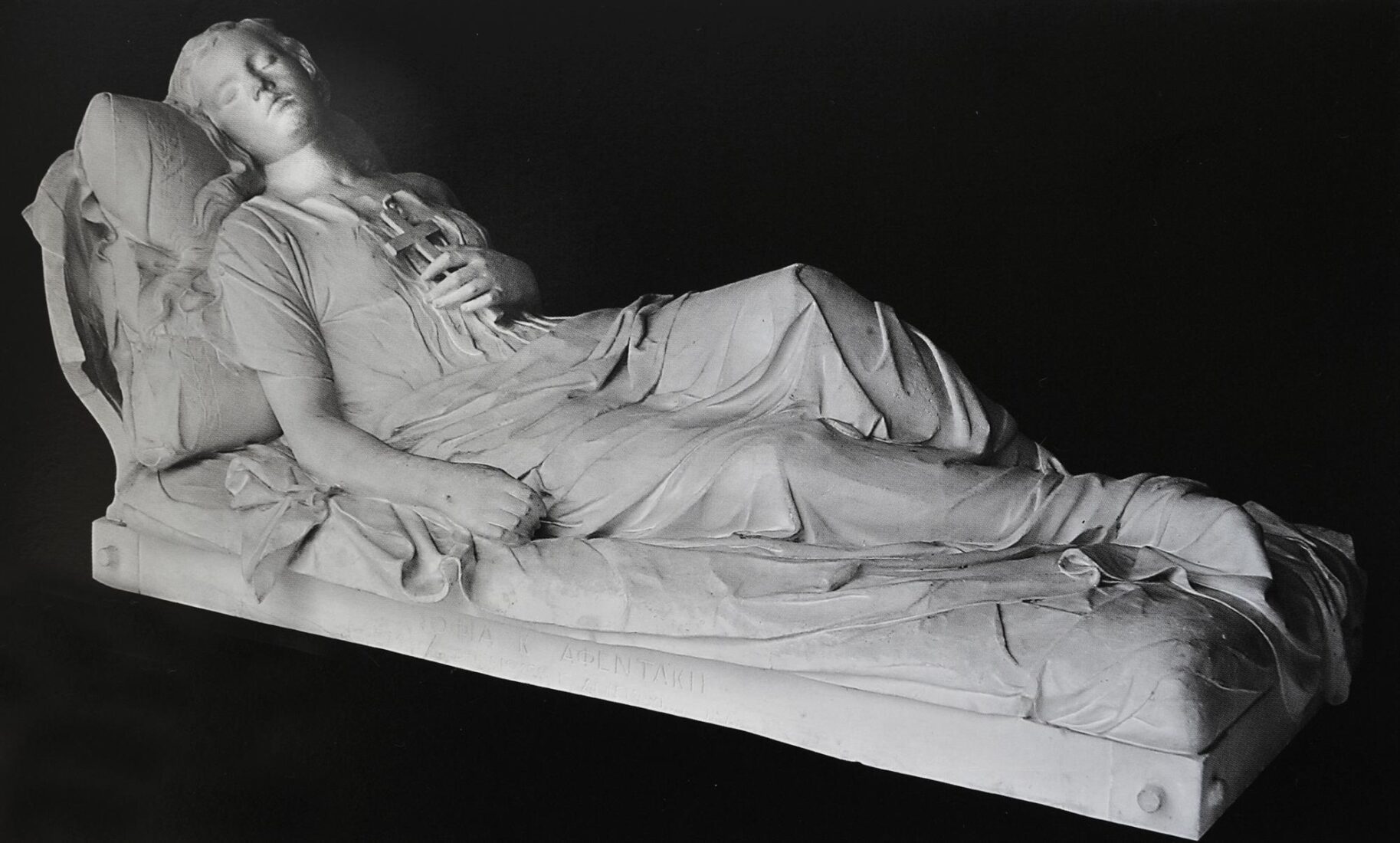 Κοιμωμένη (εκμαγείο από τον οικογενειακό τάφο της Σοφίας Αφεντάκη στο Α΄ Νεκροταφείο της Αθήνας)