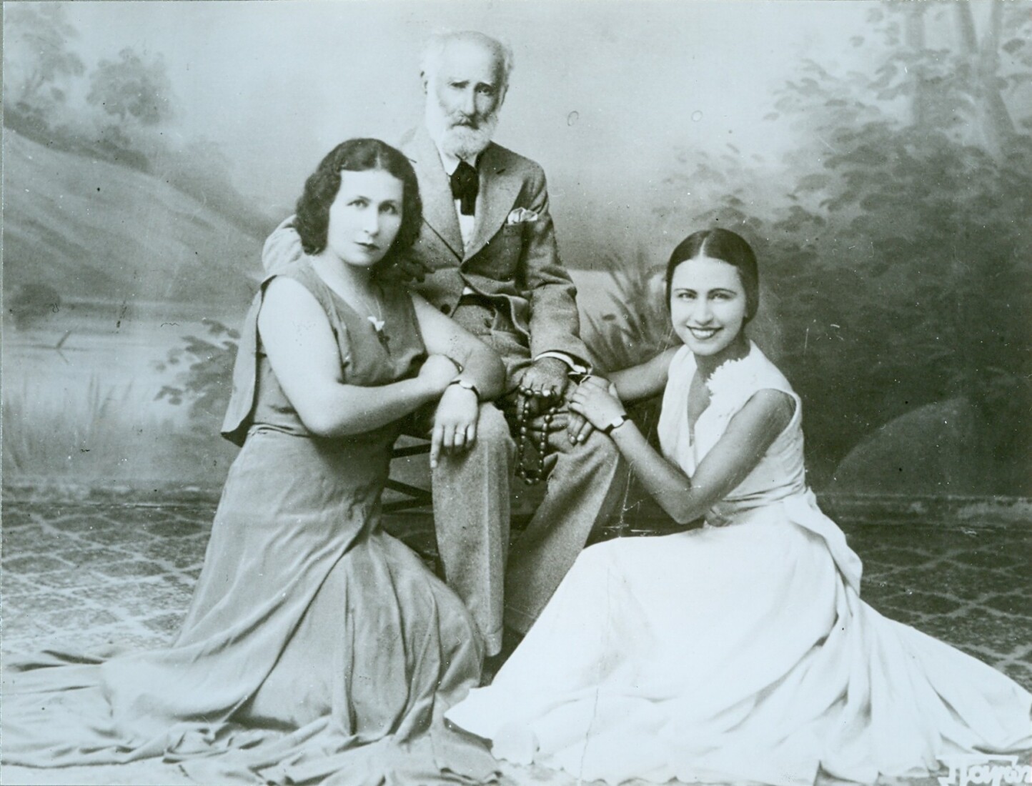 Ο Γιαννούλης Χαλεπάς με τις ανιψιές του, Ειρήνη και Ευτυχία μετά το 1930