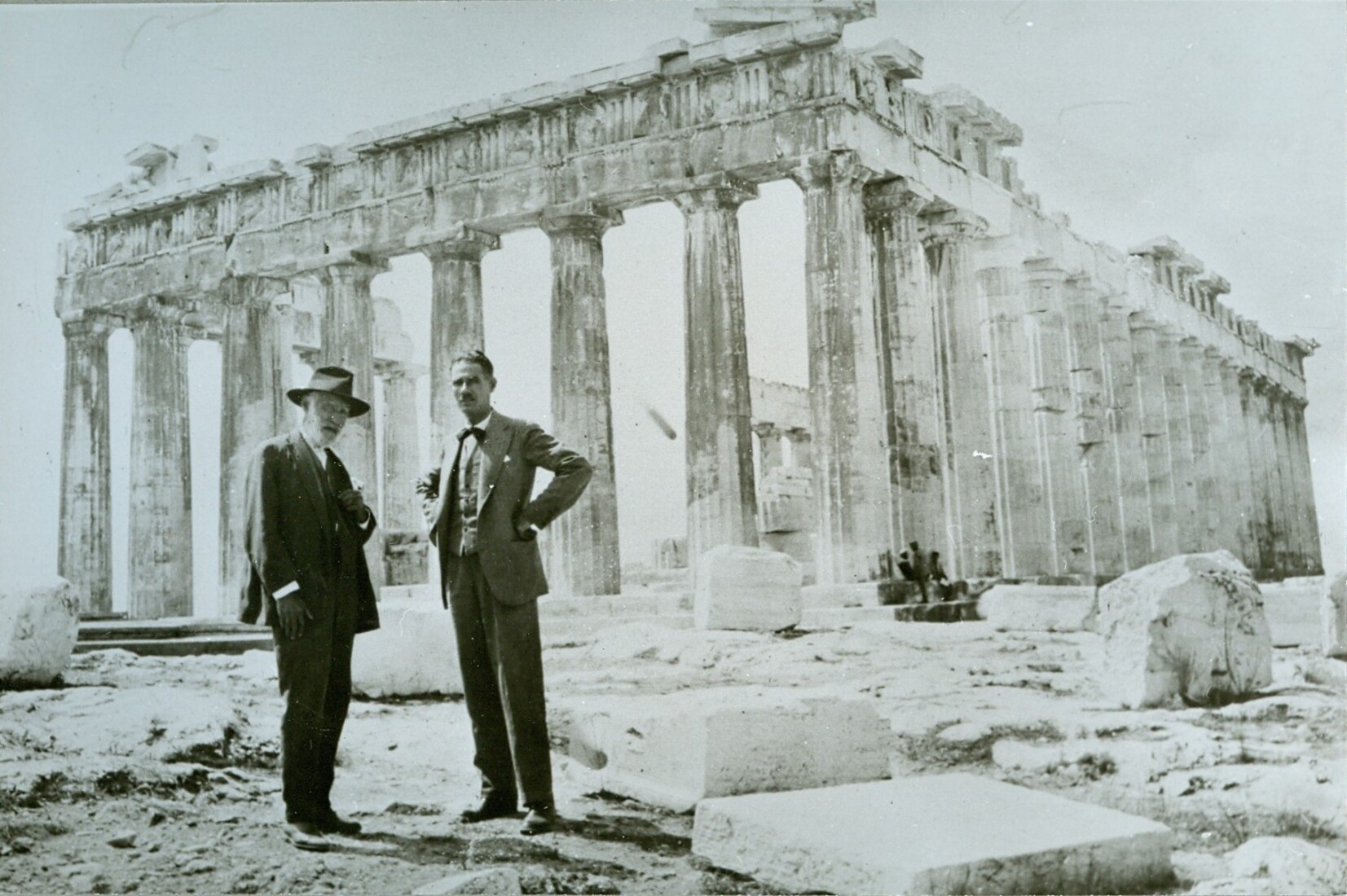 Ο Γιαννούλης Χαλεπάς με τον γλύπτη Αντώνη Σώχο στην Ακρόπολη, 1930 