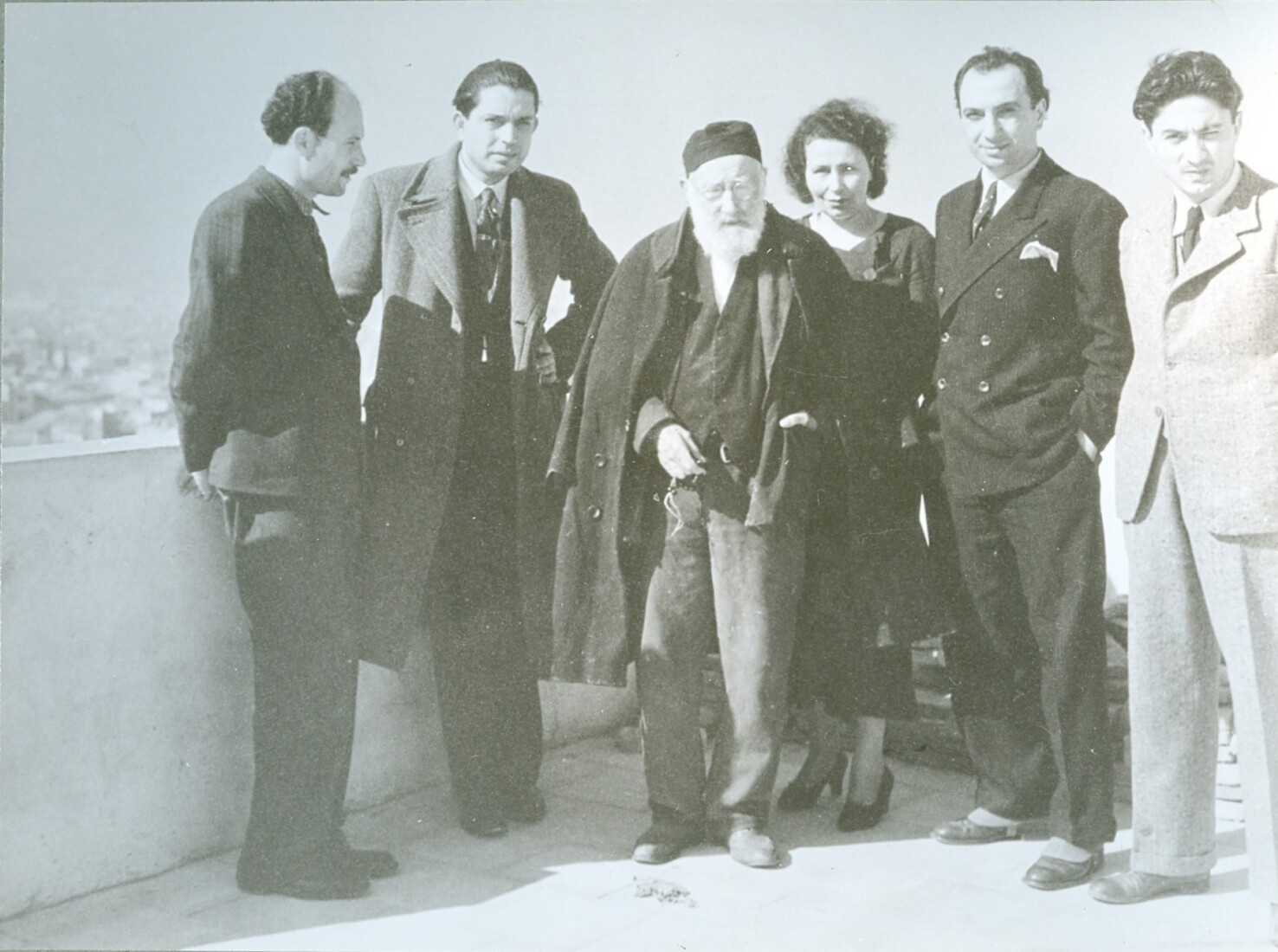 Ο Γιαννούλης Χαλεπάς με την ανιψιά του Ειρήνη, τους ζωγράφους Ηλία Φέρτη, Αλέκο Κοντόπουλο και Μίκη Ματσάκη και τον γλύπτη Ευθύμιο Γκικάδη, μέλη της Ενώσεως Ελεύθεροι Καλλιτέχναι, 1934