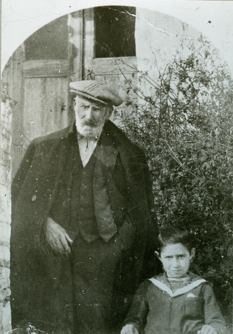 Ο Γιαννούλης Χαλεπάς στον Πύργο, πριν το 1920, με τον γλύπτη Πέτρο Μωραΐτη σε μικρή ηλικία