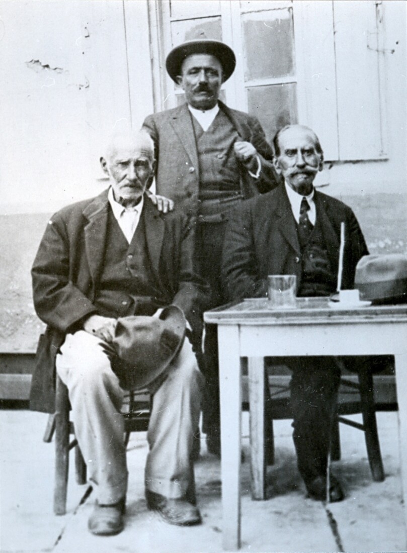 Ο Γιαννούλης Χαλεπάς στο καφενείο του Πύργου (;) με δύο άγνωστους άνδρες, πριν το 1930