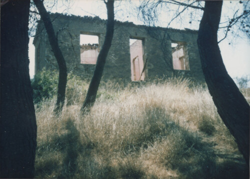 Στον χώρο αποτοίχισης του σπιτιού από το οποίο πρόερχεται το έργο Baalbeks. Μελίσσια Αττικής, Ιούλιος 1986.
Φωτογραφίες: Κατερίνα Βαρδάκα
Αρχείο Εθνικής Πινακοθήκης – Μουσείου Αλεξάνδρου Σούτσου.