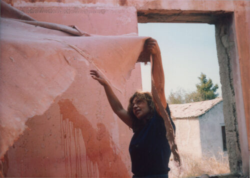 Στον χώρο αποτοίχισης του σπιτιού από το οποίο πρόερχεται το έργο Baalbeks. Μελίσσια Αττικής, Ιούλιος 1986.
Φωτογραφίες: Κατερίνα Βαρδάκα
Αρχείο Εθνικής Πινακοθήκης – Μουσείου Αλεξάνδρου Σούτσου.